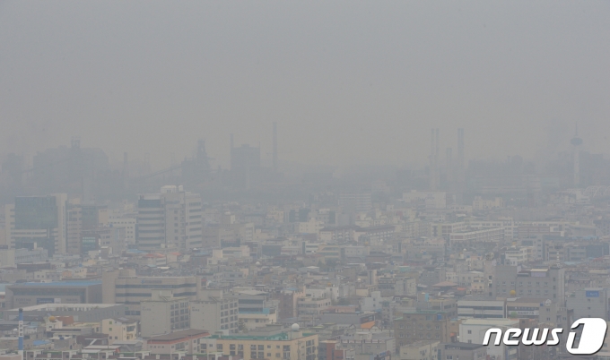 22일 오전 경북 포항시가지가 희뿌연 미세먼지에 뒤덮여 있다.2023.3.22/뉴스1 ⓒ News1 최창호 기자