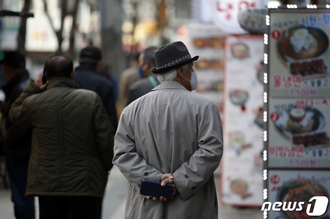 서울 종로구 탑골공원 인근에서 한 어르신이 발걸음을 옮기고 있다./뉴스1 ⓒ News1 이승배 기자