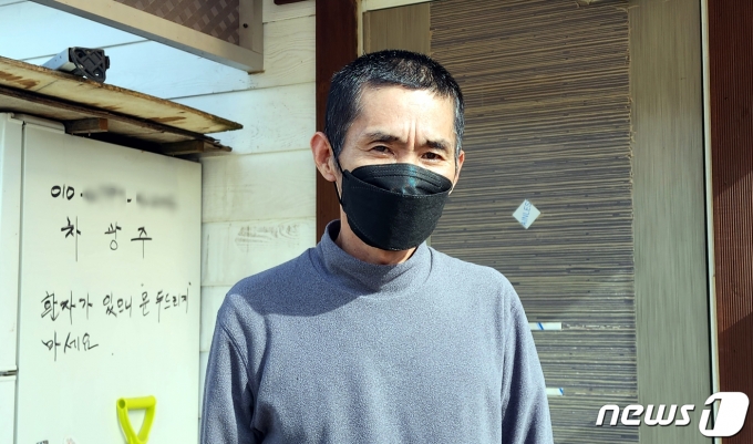 2019년 고성-속초 산불 이재민 차광주씨(59). 차씨는 산불 발생 이후 간암 진단을 받고 4년째 임시주거시설인 컨테이너에서 투병 생활하고 있다. 2023.3.17/뉴스1 ⓒ News1 박동해 기자