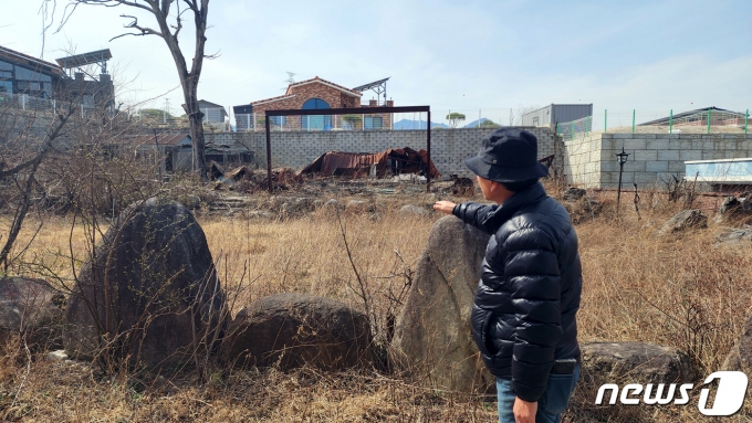 2019년 고성-속초 산불 이재민 최인선씨(70)가 불에 타 흔적만 남은 자신의 집터를 바라보고 있다. 2023.3.17/뉴스1 ⓒ News1 박동해 기자