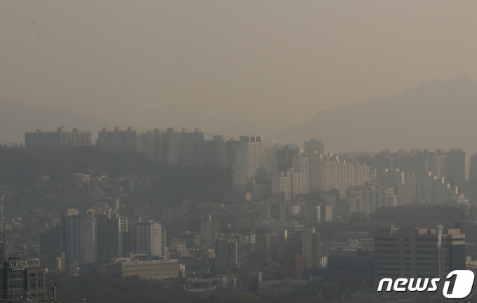 서울 도심 초미세먼지 농도가 나쁨 수준을 보인 21일 서울 중구 롯데호텔에서 바라본 도심 일대가 뿌연 모습을 보이고 있다. 2023.3.21/뉴스1 ⓒ News1 송원영 기자