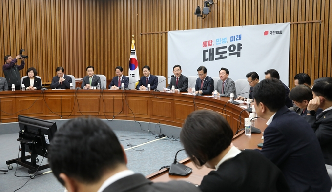 국민의힘이 더불어민주당의 이재명 대표 당직 유지 결정에 대해 "대한민국 정당민주주의가 방탄 앞에 무너졌다"고 질타했다. 사진은 지난 21일 서울 여의도 국회에서 열린 국민의힘 원내대책회의. /사진=뉴스1