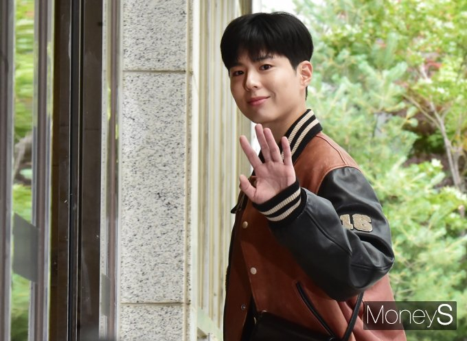 배우 최대철이 박보검에게 감동했던 사연을 전했다. 사진은 지난해 6월 셀린느(CELINE) 남성 여름 2023 패션쇼 참석 차 서울 강서구 서울김포비즈니스항공센터(SGBAC)에서 프랑스 파리로 출국한 배우 박보검. /사진=임한별 기자