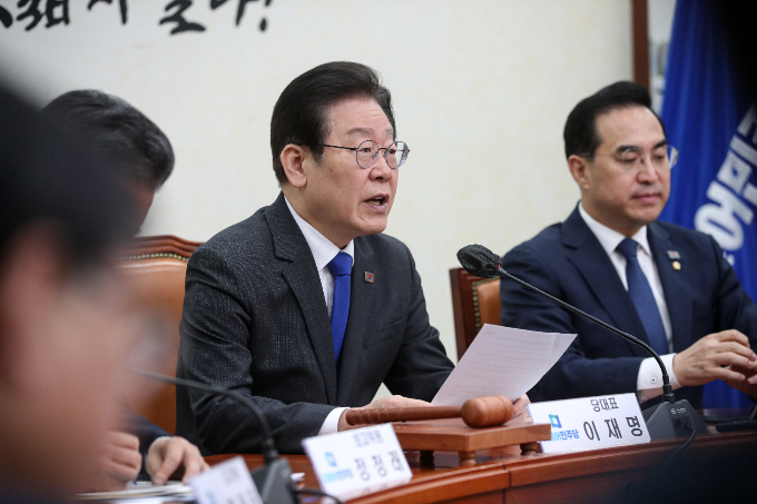 이재명 더불어민주당 대표가 윤석열 대통령과 정부를 향해 '민생'을 기반으로 공세 수위를 높이는 모양새다. 사진은 지난 20일 서울 여의도 국회에서 최고위원회의를 주재하는 이 대표. /사진=뉴스1