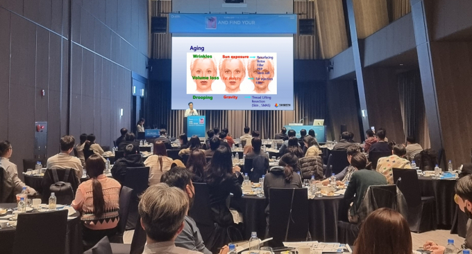 휴젤이 2023 포커스 그룹 세미나를 개최했다. 지난 18일 대전 호텔 오노마에서 열린 세미나에서 약 100여명의 의료전문가가 참석해 2040 남녀소비자의 ‘쁘띠 시술 및 선호 이미지 조사’ 결과를 발표하고 있다. /사진=휴젤