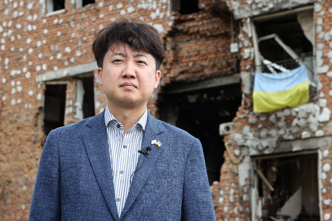 이준석 전 국민의힘 대표가 윤석열 대통령이 기시다 후미오 일본 총리에게 외교적 선수를 뺏겼다고 비판했다. 사진은 지난해 6월5일(현지시각) 우크라이나 이르핀 지역 현장을 둘러본 후 발언하는 이 전 대표. /사진=국민의힘 제공