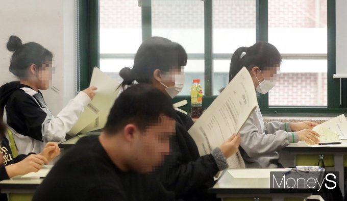 [머니S포토] 올해 '첫' 모의고사…출제범위는