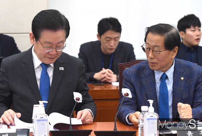 [머니S포토] 윤후덕 의원과 대화 나누는 이재명 대표