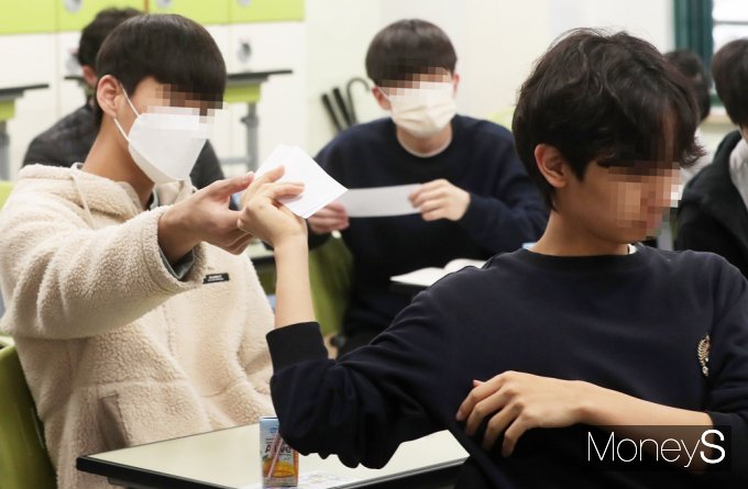 [머니S포토] 전국 단위 모의고사…작년 등급 컷은