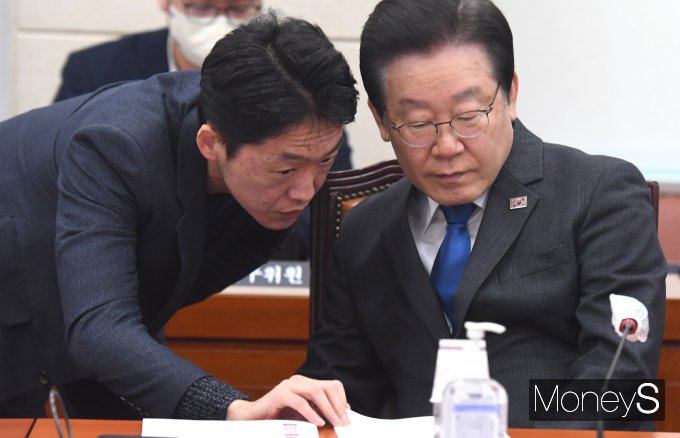 [머니S포토] 관계자와 논의하는 이재명 대표