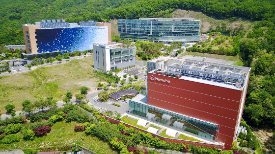한화 건설부문이 건설한 '한화시스템 ICT부문 죽전 데이터센터'(우측 하단)와 '신한금융그룹 데이터센터'(좌측 상단)/사진=한화 건설부문 제공 