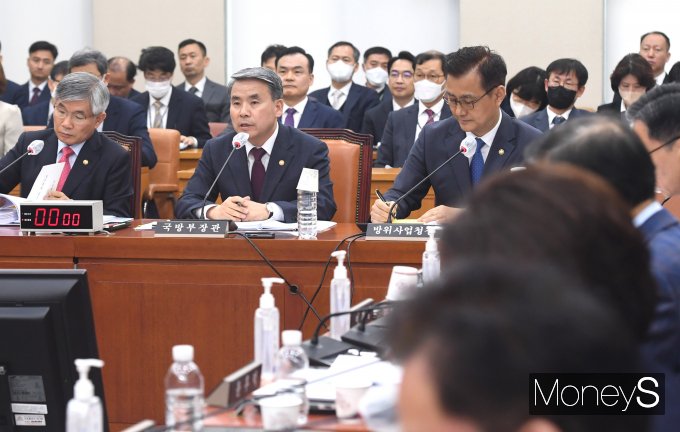 [머니S포토] 의원들 질의에 답하는 이종섭 국방부 장관