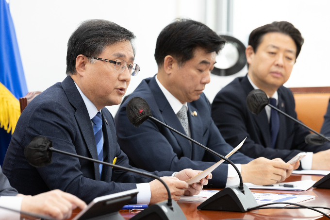 더불어민주당이 국민의힘에서 제시한 것으로 알려진 저출산 대책에 대해 "여성을 출산 도구로 보는 것"이라며 질타했다. 사진은 23일 서울 여의도 국회에서 열린 정책조정회의에서 발언하는 김성환 정책위의장. /사진=뉴스1