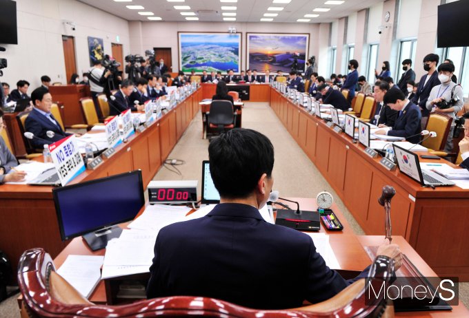 [머니S포토] 국토교통위원회 전체회의