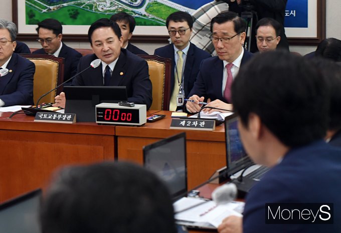 [머니S포토] 질의에 답변하는 원희룡 장관