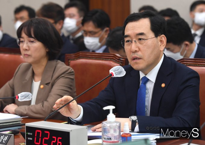[머니S포토] 의원 질의 답하는 이창양 산자부 장관