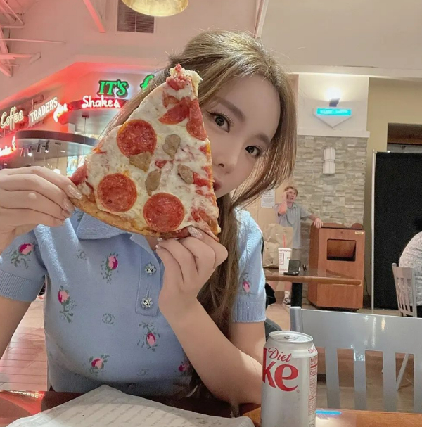 가수 홍진영이 최근 불거진 '불륜설'에 대해 재치있게 해명했다. 사진은 홍진영. /사진=홍진영 인스타그램