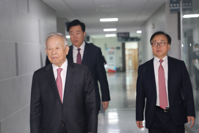손경식 한국경영자총협회 회장(왼쪽)이 23일 김도읍 국회 법제사법위원회 위원장을 예방했다. / 사진=경총