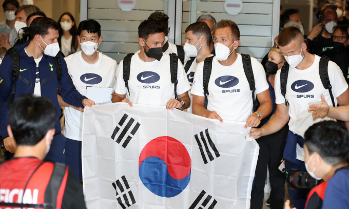 손흥민의 소속팀 토트넘이 올해 여름 프리시즌에 호주를 방문한다. 사진은 지난해 프리시즌 때 한국을 방문한 토트넘 선수단이 태극기를 들고 기념 촬영을 하고 있다. /사진= 뉴스1