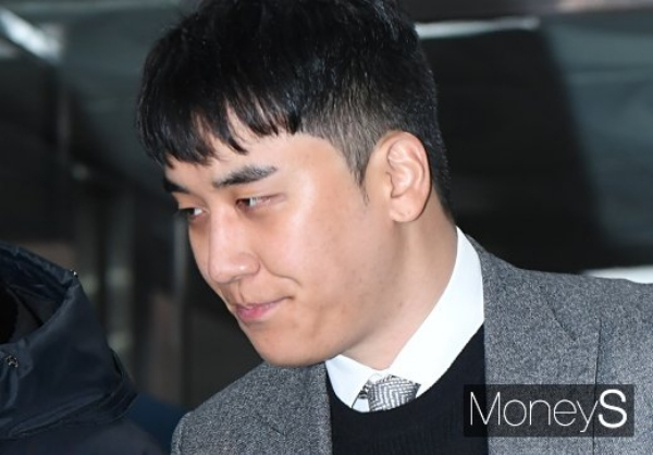 빅뱅 전 멤버 승리(본명 이승현)가 출소 후 또다시 구설수에 오르고 있다. 사진은 지난 2020년 1월13일 서울 서초구 서울중앙지방법원에서 열린 영장실질심사(구속 전 피의자심문)를 받기 위해 출석하는 승리. /사진=장동규 기자