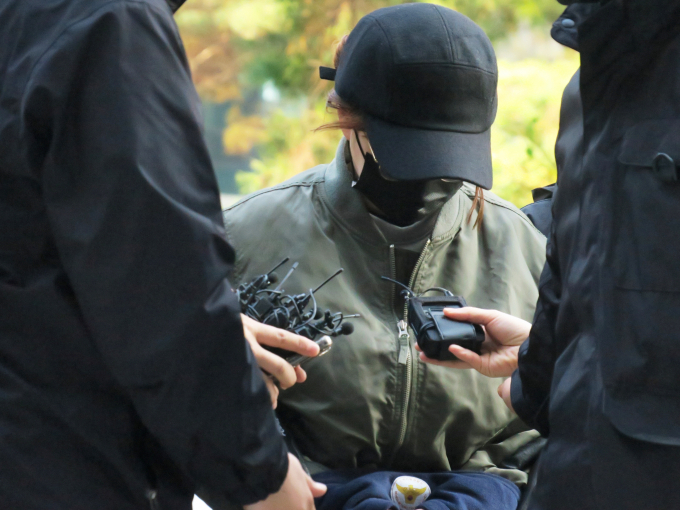 사망보험금으로 빚을 갚기 위해 화학물질을 먹여 모친을 살해한 30대 여성 A씨에게 징역 25년이 선고됐다. 사진은 지난해 11월11일 오후 구속 전 피의자 심문을 받기 위해 인천 미추홀구 인천지방법원에 들어선 A씨. /사진=뉴시스
