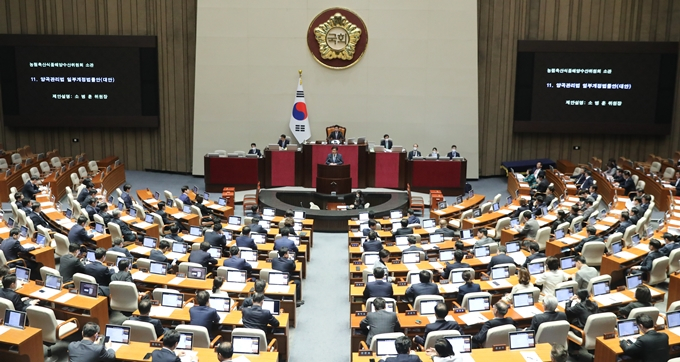국회가 초과 생산 쌀 정부 매입을 의무화하는 조항을 골자로 하는 양곡관리법 개정안을 의결했다. 사진은 23일 서울 여의도 국회에서 열린 본회의에서 양곡관리법 일부개정법률안 제안을 설명하는 소병훈 농림축산식품해양수산위원장. /사진=뉴스1