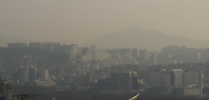 오는 24일은 전국이 흐리고 미세먼지가 '나쁨' 수준일 전망이다. 사진은 지난 21일 서울 중구 롯데호텔에서 바라본 도심 일대가 미세먼지로 뿌연 모습. /사진=뉴스1