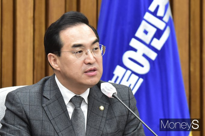 박홍근 더불어민주당 원내대표가 검찰의 수사권을 축소하는 '검수완박(검찰 수사권 완전 박탈)법'이 유효하다는 헌법재판소 결정에 환영의 뜻을 밝히며 한동훈 법무부 장관의 사퇴를 촉구했다. 사진은 지난 6일 서울 여의도 국회에서 열린 민주당 확대간부회의에 참석한 박 원내대표가 발언하는 모습. /사진=임한별 기자