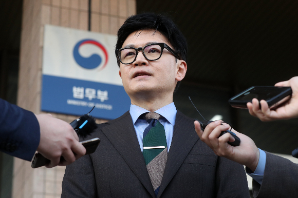 한동훈 법무부 장관은 23일 '검수완박'(검찰 수사권 완전 박탈) 입법이 유효하다고 판단한 헌법재판소의 권한쟁의심판 선고에 대해 "검수완박 법안이 위헌·위법하지만 유효하다는 결론에 공감하기 어렵다"고 밝혔다. 사진은 한 장관이 이날 오후 경기 과천 법무부에서 퇴근하며 헌재의 '검수완박' 입법 무효 청구 각하 결정에 대한 입장을 밝히는 모습./사진=뉴스1