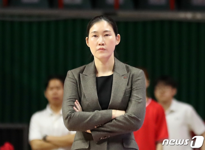 [사진] 경기 지켜보는 박정은 감독