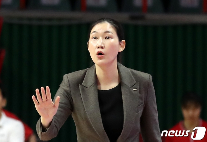 [사진] 작전 지시하는 박정은 감독