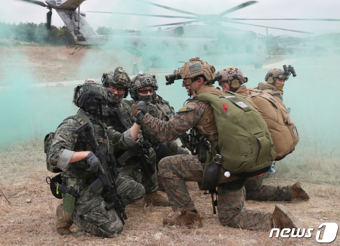 우리 해병대 특수수색대와 미 해병대 수색부대원이 22일 경북 포항시 북구 송라면 조사리 해안에서 한미영 해병대 수색대 해상 및 공중 침투훈련에 임하고 있다. 2023.3.23/뉴스1 ⓒ News1 최창호 기자