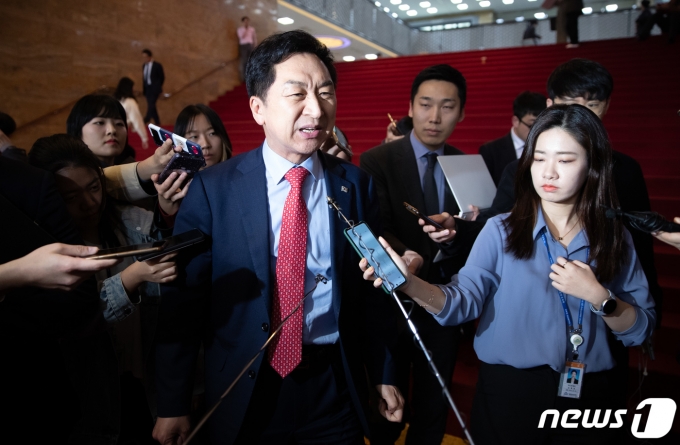김기현 국민의힘 대표가 23일 서울 여의도 국회 본회의장을 나서며 취재진 질문에 답변하고 있다. 이날 본회의에서 초과 생산된 쌀의 정부 매입을 의무화하는 양곡관리법 개정안을 국민의힘 반발 속 더불어민주당 주도로 통과시켰다. 2023.3.23/뉴스1 ⓒ News1 이재명 기자
