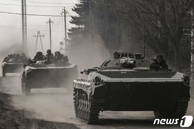 22일(현지시간) 우크라이나 바흐무트에서 병사들이 러시아 군을 향해 BMP 보병 전투 차량을 이동하고 있다. ⓒ AFP=뉴스1 ⓒ News1 우동명 기자