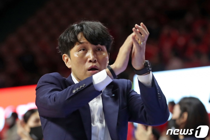 [사진] 기뻐하는 위성우 감독