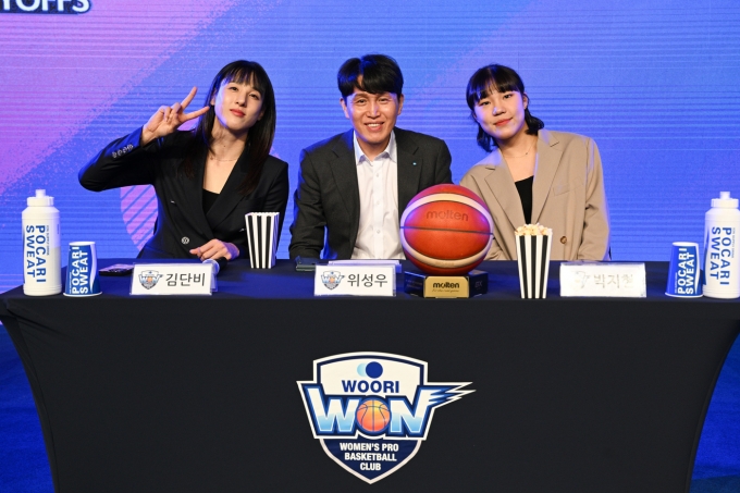 재회 첫 시즌만에 통합 우승을 일궈낸 위성우(가운데)감독과 김단비(왼쪽).(WKBL 제공)