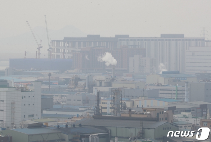 경기·인천에 올 봄 첫 황사경보가 발령된 23일 오후 경기 안산시 반월특수국가산업단지가 뿌연 모습을 보이고 있다. 2023.3.23/뉴스1 ⓒ News1 김영운 기자