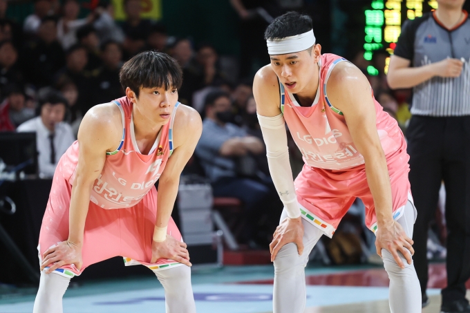 창원 LG의 이재도(왼쪽)와 이관희.(KBL 제공)