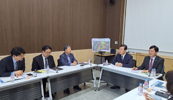 김성제 의왕시장 백운호수 초중통합학교 설립관련 간담회 참석했다. / 사진제공=의왕시   