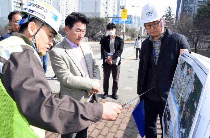 김동근 의정부시장이 탑석사거리 보행환경 개선에 나서는 등 현장 시장실을 통한 현장 밀착 행보가 지속되고 있다. / 사진제공=의정부시