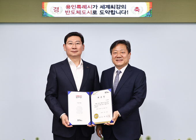 용인특례시 이상일 시장(왼쪽)과 특별고문으로 위촉된 강대희 서울대학교 의과대학 교수(오른쪽). / 사진제공=용인특례시