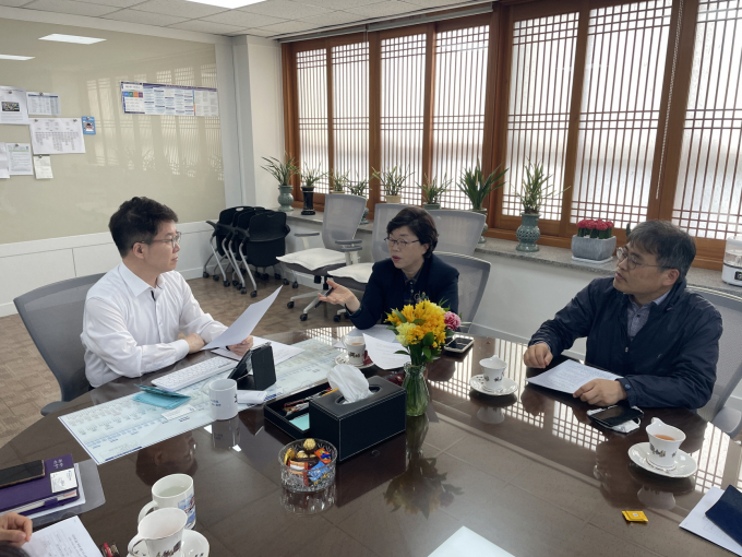황인국 수원시 제2부시장(왼쪽 1번째)과 박옥분 경기도의원(왼쪽 2번째), 박현준 경기비정규직지원센터 소장(오른쪽 1번째)이 간담회에서 이야기하고 있다. / 사진제공=수원특례시
