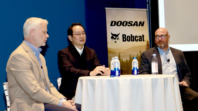 마이크 볼웨버(왼쪽부터) 두산밥캣 북미 지역장과 스캇박 두산밥캣 부회장, 랜스 매턴 산업용 장비 담당이 최근 북미 산업차량 딜러들과 만남을 갖고 회사의 비전을 설명했다. /사진=두산밥캣