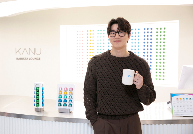 동서식품이 서울 성동구 성수동에 카누(KANU) 브랜드 팝업스토어 '카누 하우스'를 오픈한다.  카누 모델 공유가 카누 하우스에서 기념사진을 촬영하고 있다. /사진=동서식