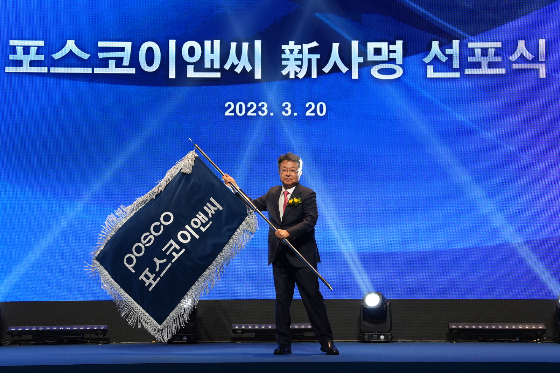 한성희 포스코이앤씨 사장이 지난 20일 신사명 선포식에서 새로운 출발을 다짐하는 의미로 깃발을 흔들고 있다. /사진=포스코이앤씨 제공 