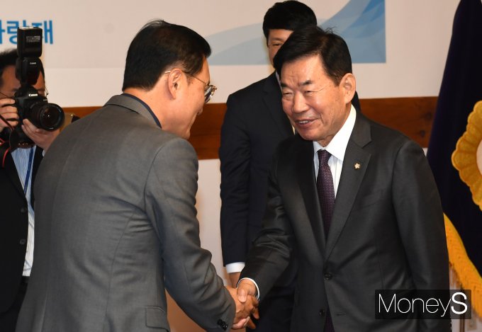 [머니S포토] 국회 의정대상 심의위원회 위촉식 참석하는 김진표 의장