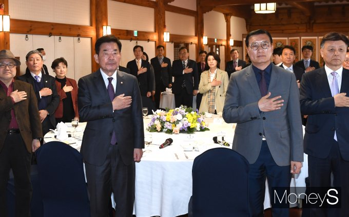 [머니S포토] 국민의례 하는 김진표 국회의장