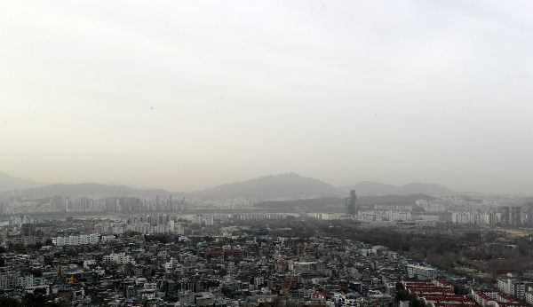 25일은 전국이 흐리고, 황사로 인해 높았던 미세먼지 농도가 점차 해소될 전망이다. 사진은 지난 24일 서울 남산에서 바라 본 도심이 미세먼지로 뿌연 모습. /사진=뉴스1