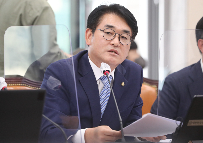 박용진 더불어민주당 의원이 "민주당에 가장 필요한 것은 이재명 대표의 강성 지지층인 '개딸'(개혁의 딸)과 헤어질 결심"이라고 강조했다. 사진은 지난해 10월7일 서울 여의도 국회에서 열린 정무위원회의 공정거래위원회·한국소비자원·한국공정거래조정원에 대한 국정감사에서 질의하는 박 의원. /사진=뉴스1