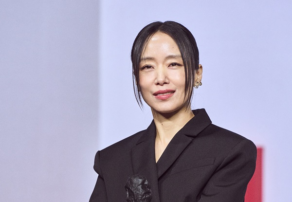  넷플릭스 영화 '길복순'에서 화려한 킬러이자 따뜻한 엄마로 변신한 전도연의 전성기는 현재 진행형이다. 사진은 지난 21일 서울 강남구 삼성동 그랜드 인터컨티넨탈 파르나스에서 열린 넷플릭스 영화 '길복순' 제작보고회에 참석한 배우 전도연. /사진=넷플릭스 제공